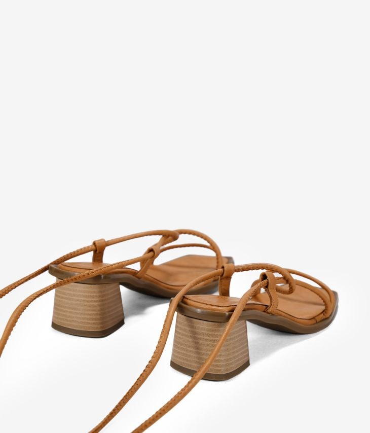 Sandalias marrones en piel con tacón y cordones