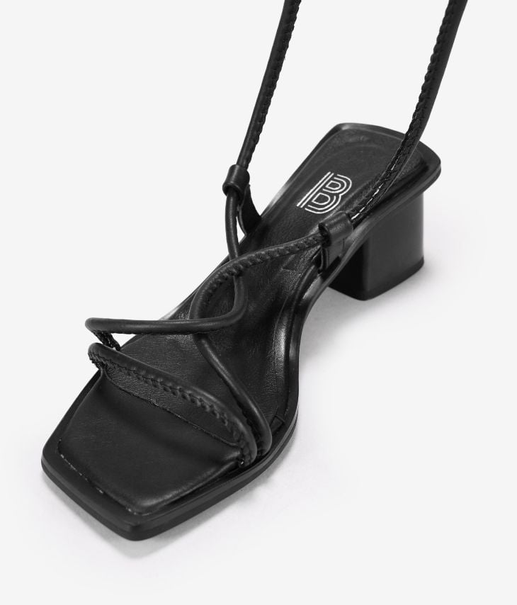 Sandali in pelle nera con tacco e lacci