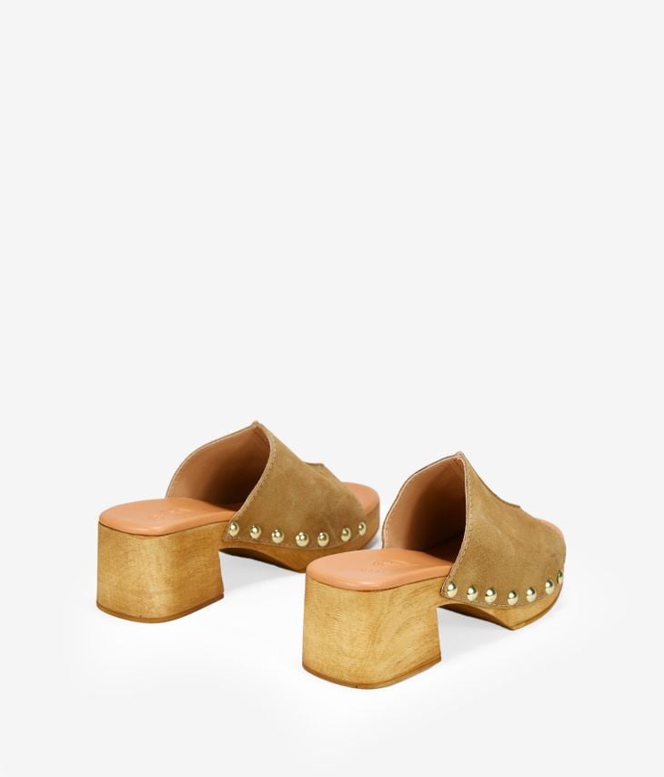 Sandalias de piel marrones con tacón de madera y tachas