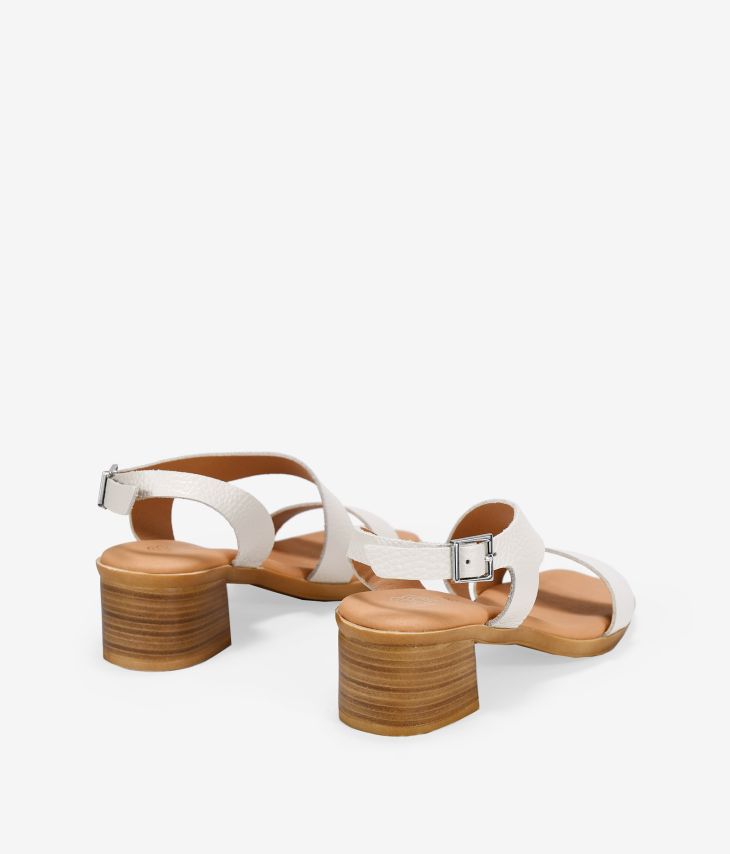 Weiße Sandalen mit Absatz in Holzoptik