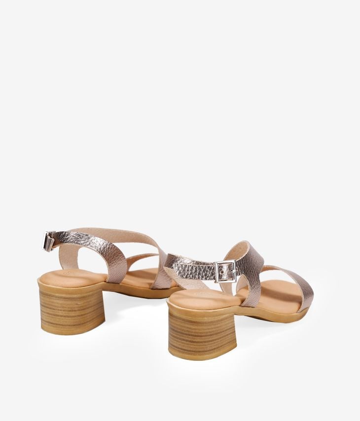Sandalias metalizadas en piel con tacón efecto madera