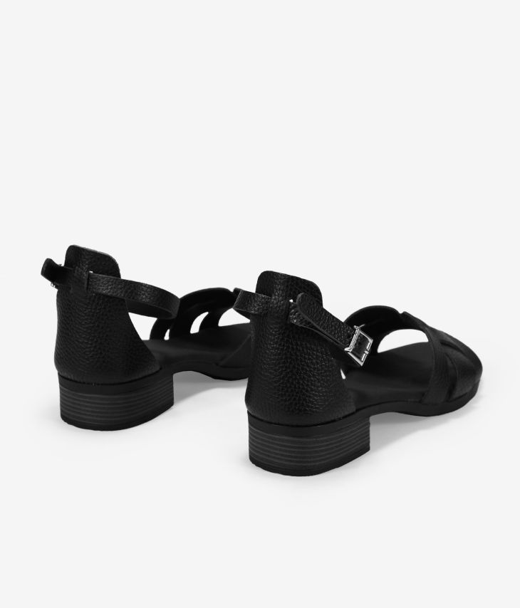 Sandálias pretas de couro com salto baixo