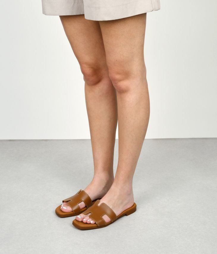Sandales plates en cuir marron avec semelle intérieure rembourrée