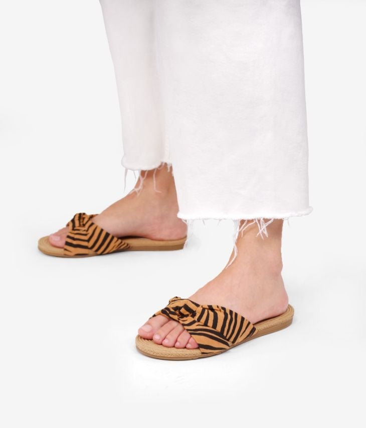 Flache Sandalen mit Zebrastreifen