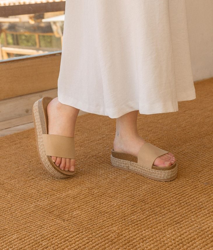 Sandalias beige de plataforma con suela de esparto bicolor
