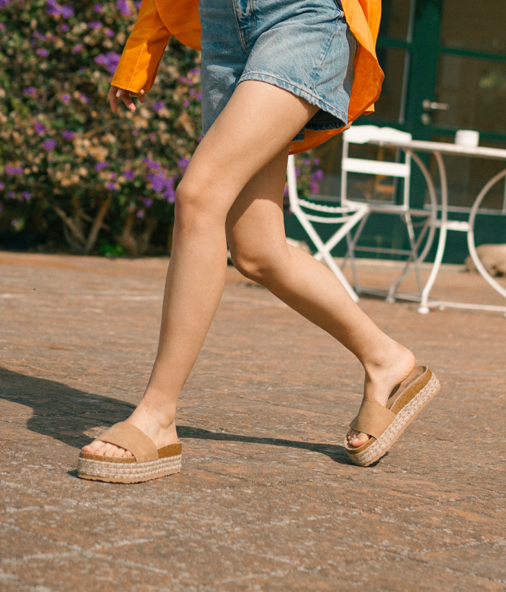 Sandalias de plataforma beige con suela de esparto bicolor
