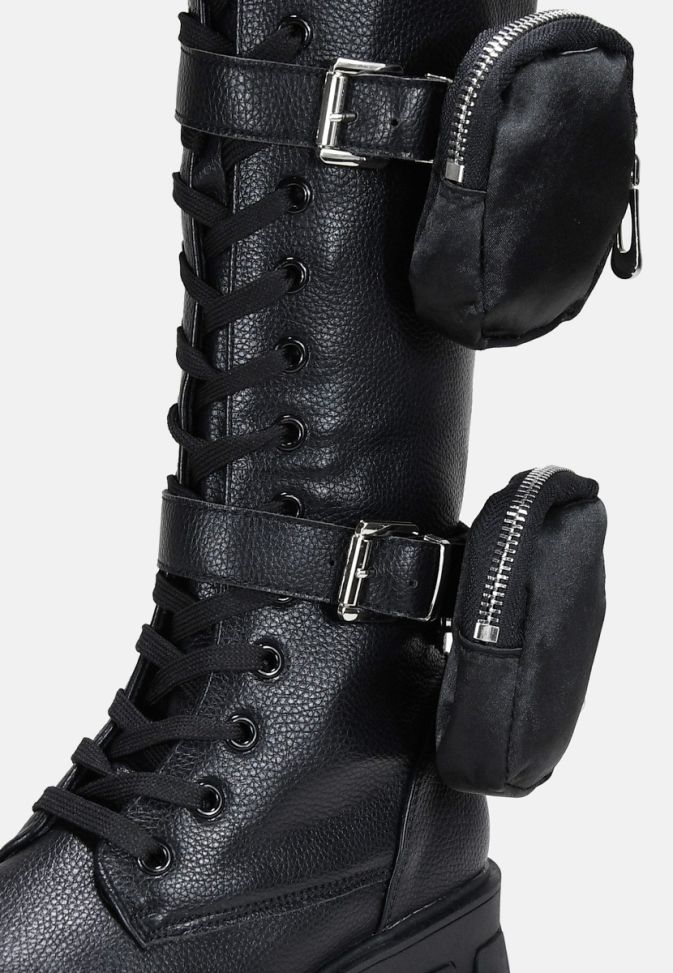 Schwarze Stiefel mit abnehmbaren Taschen