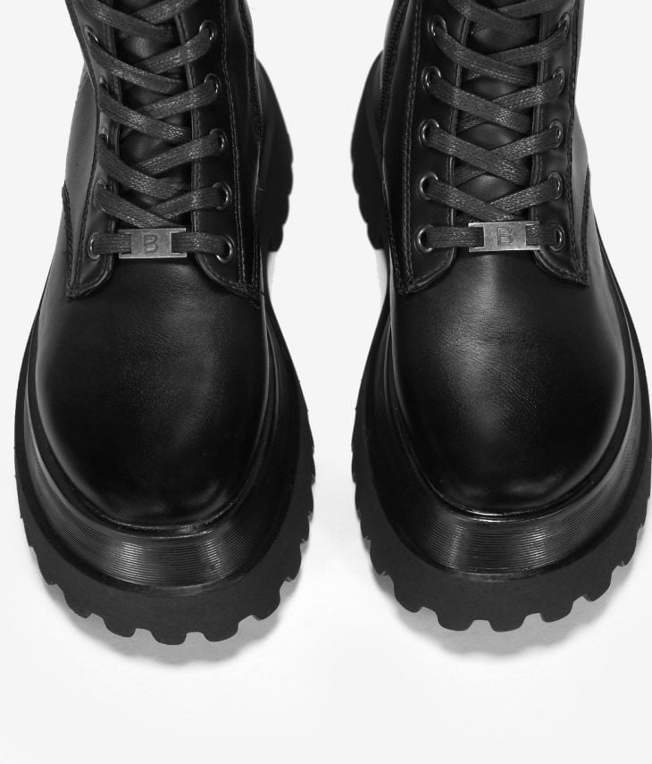 Schwarze hohe Stiefel mit Schnürsenkel