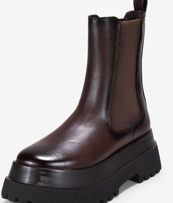 Brown boots with elastic track sole