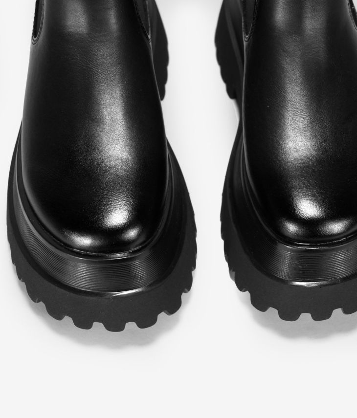 Schwarze Stiefel mit elastischer Laufsohle