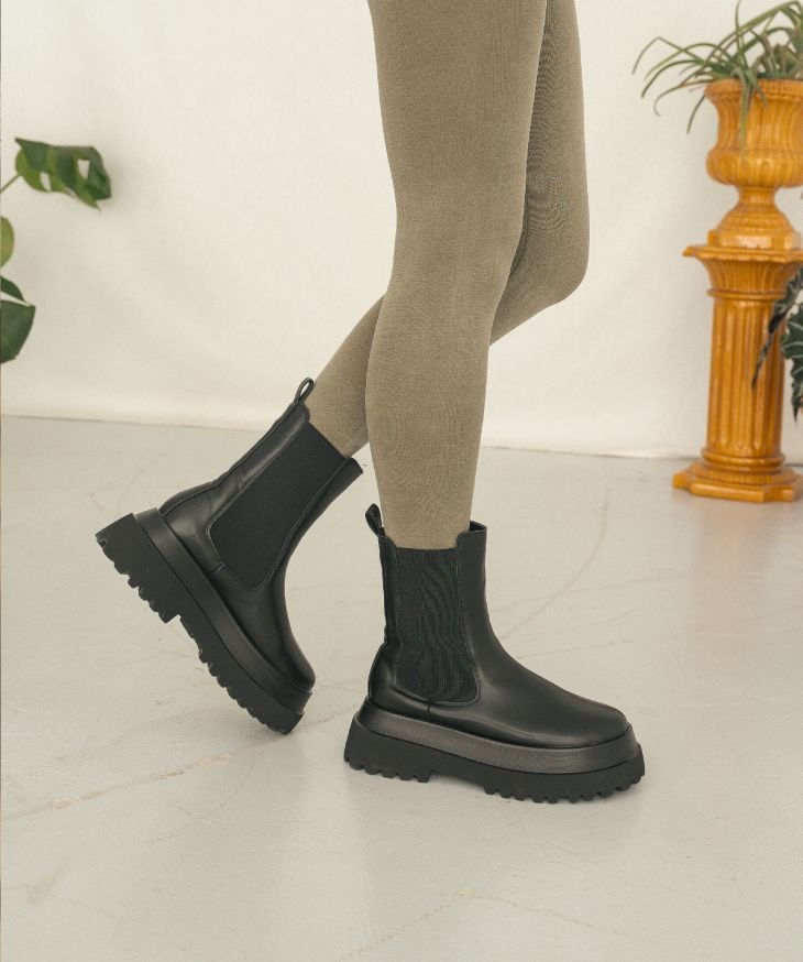 Black boots with elastic track sole