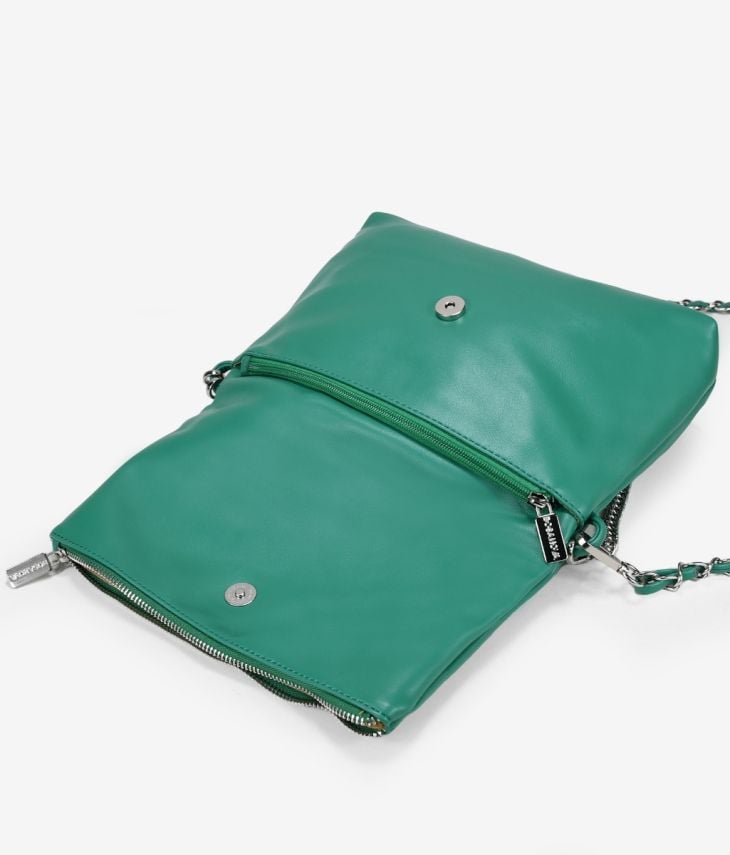 Bolso de hombro verde con solapa y cadena 