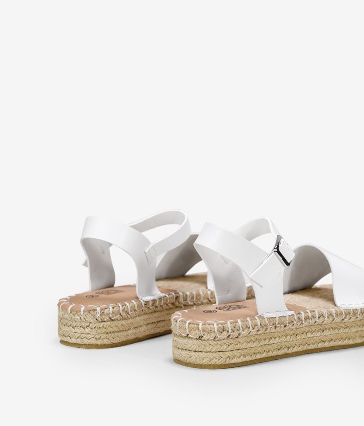 Sandalias blancas con plataforma de esparto