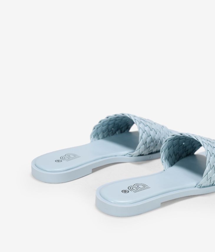 Sandalias azules planas con trenzado