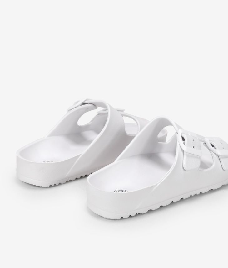 Sandalias planas blancas de goma