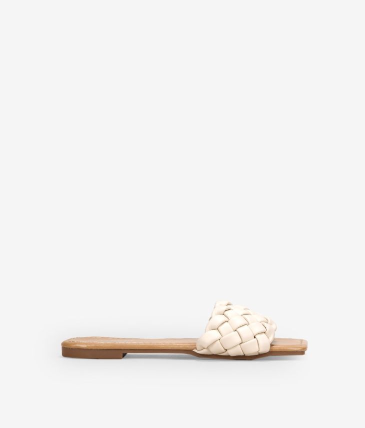 Sandalias blancas planas con trenzado