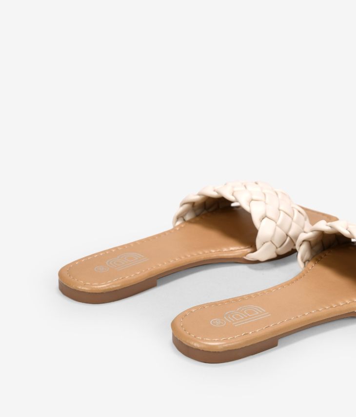 Sandalias blancas planas con trenzado