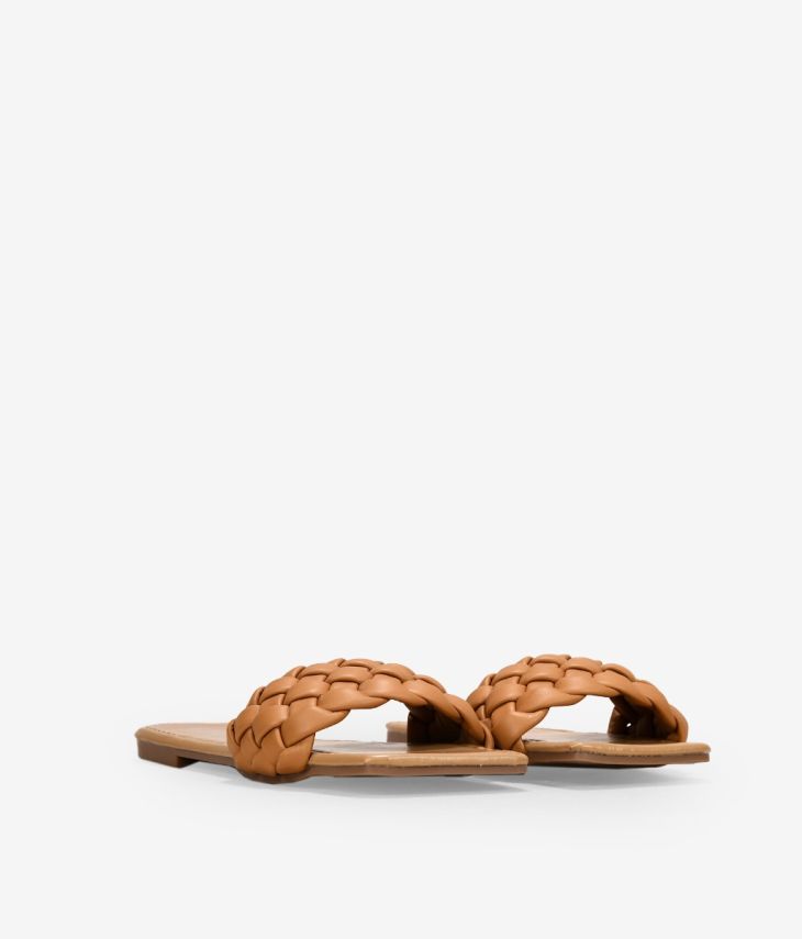 Sandalias marrones planas con trenzado
