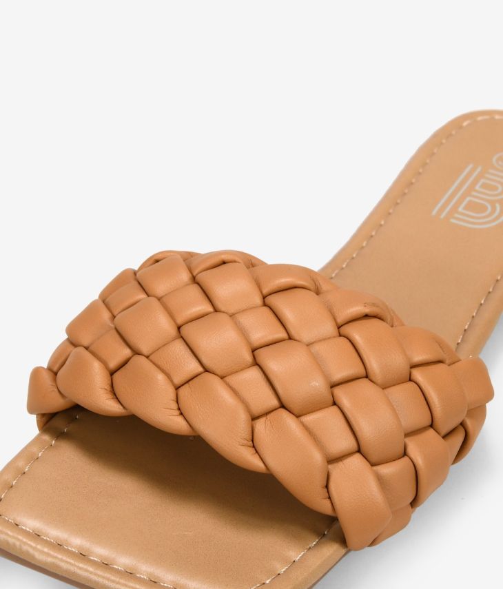 Sandalias marrones planas con trenzado