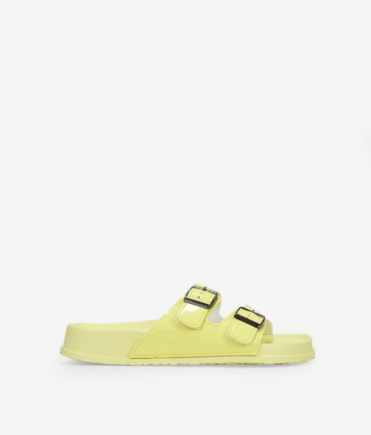 Sandalias amarillas de goma