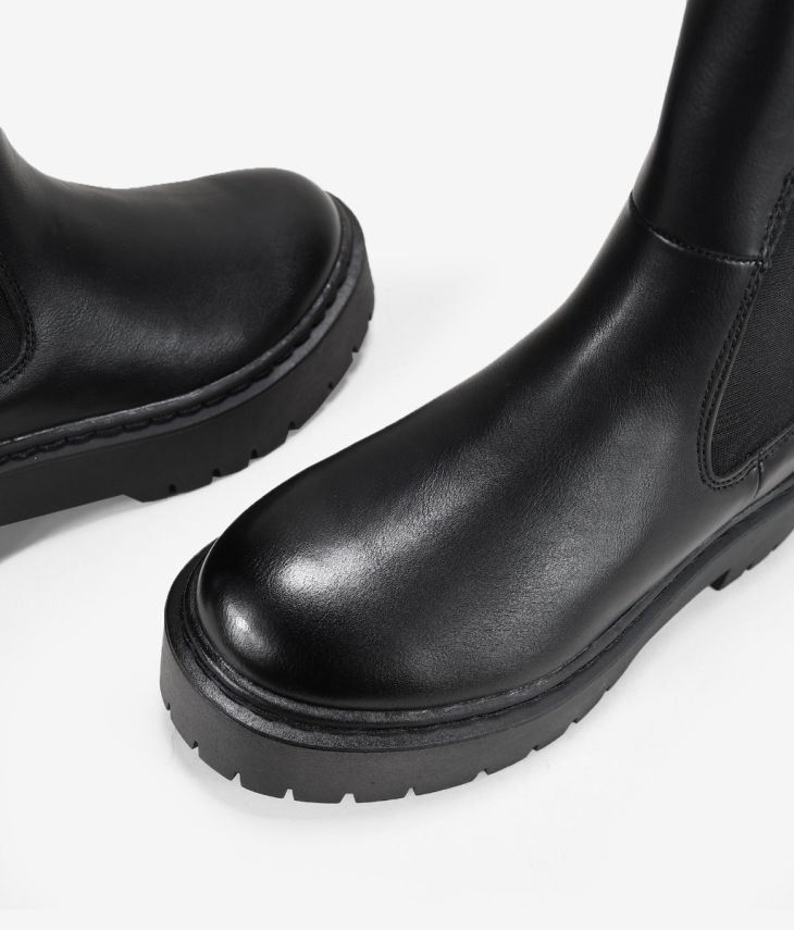 Schwarze Stiefel mit Gummizügen