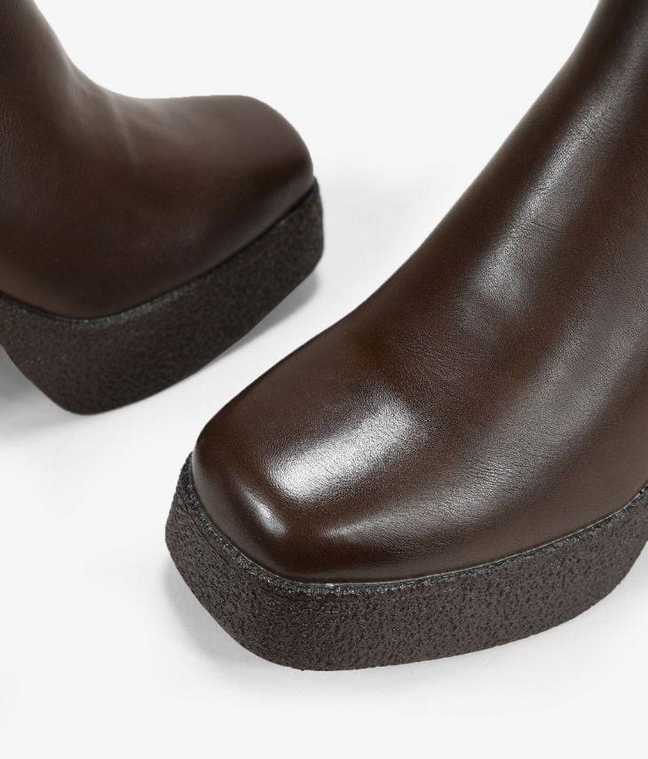 Braune Stiefel mit Gummizügen