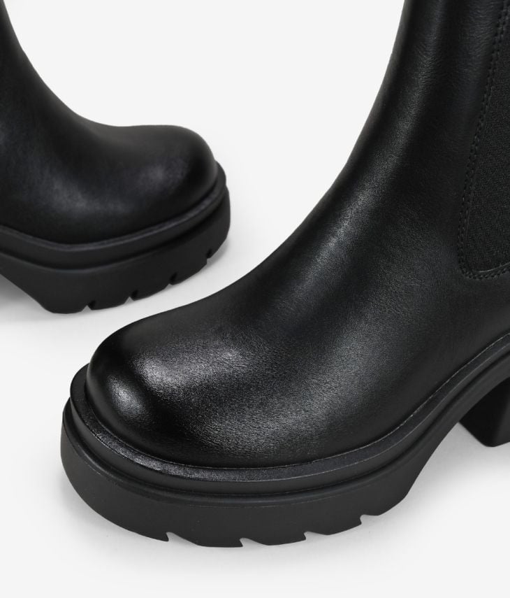 Schwarze Stiefel mit Gummizügen