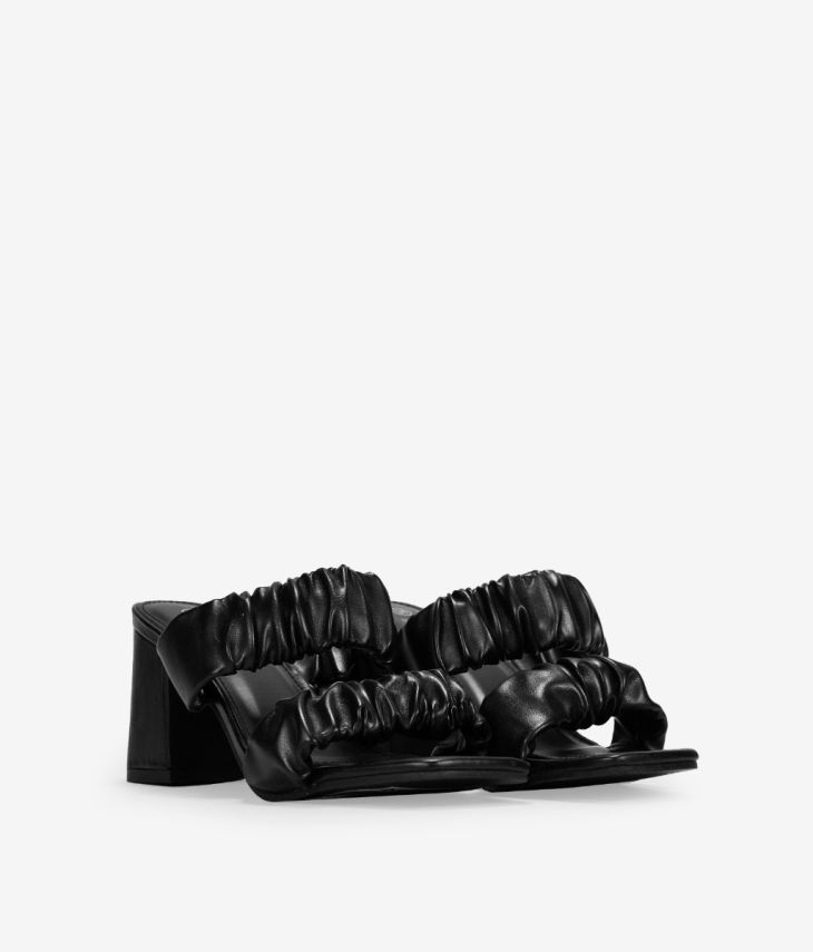 Sandalias negras con fruncido y tacón