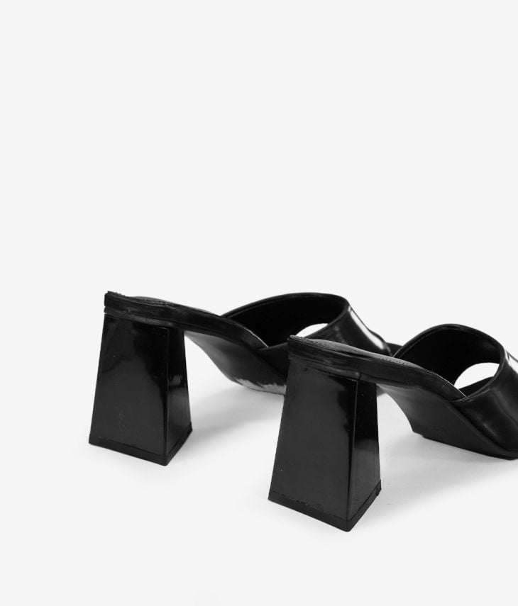Sandalias negras con tacón triangular