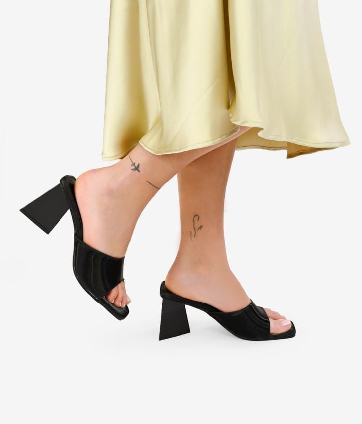 Sandalias negras con tacón triangular