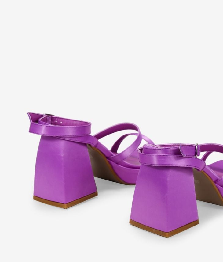 Sandália de salto de cetim lilás