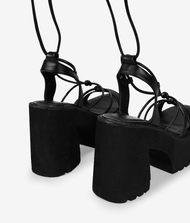 Sandalias de tacón negras con plataforma y cuerdas