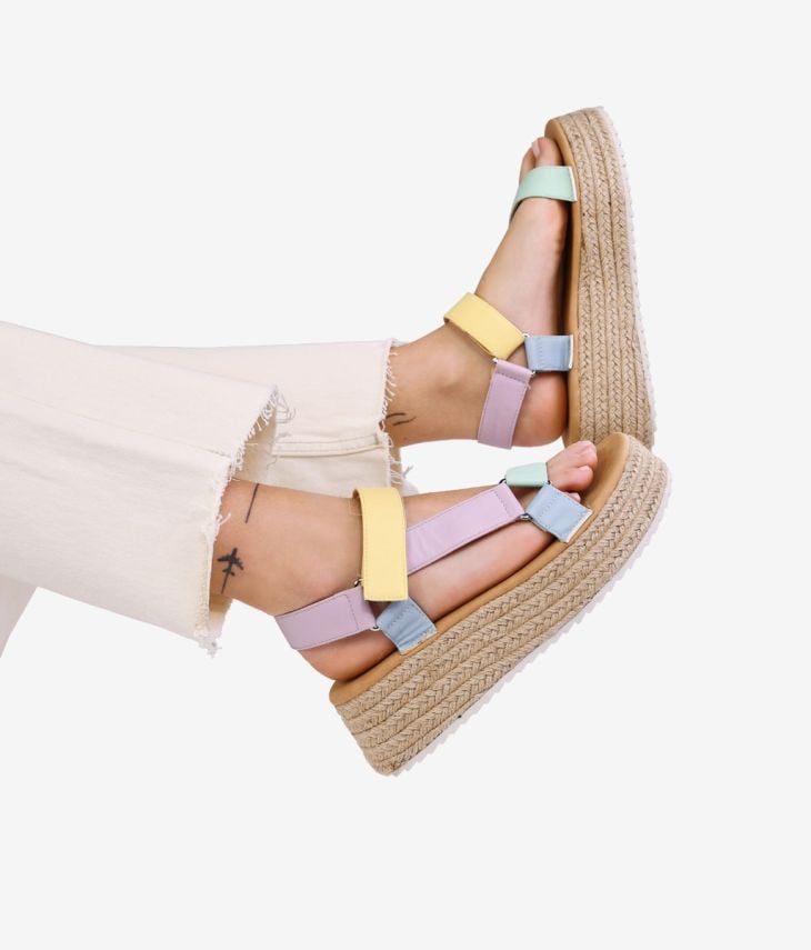 Sandali multicolori con plateau sparto
