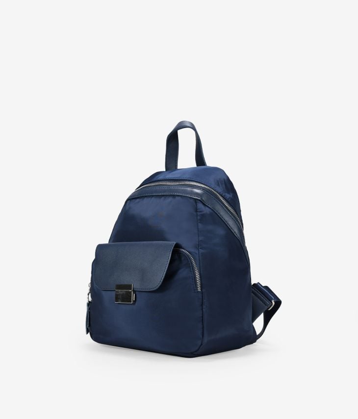 Blauer Rucksack mit Taschen