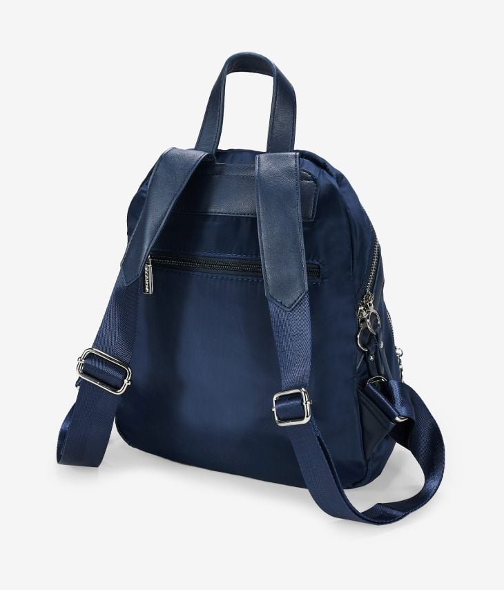 Blauer Rucksack mit Taschen