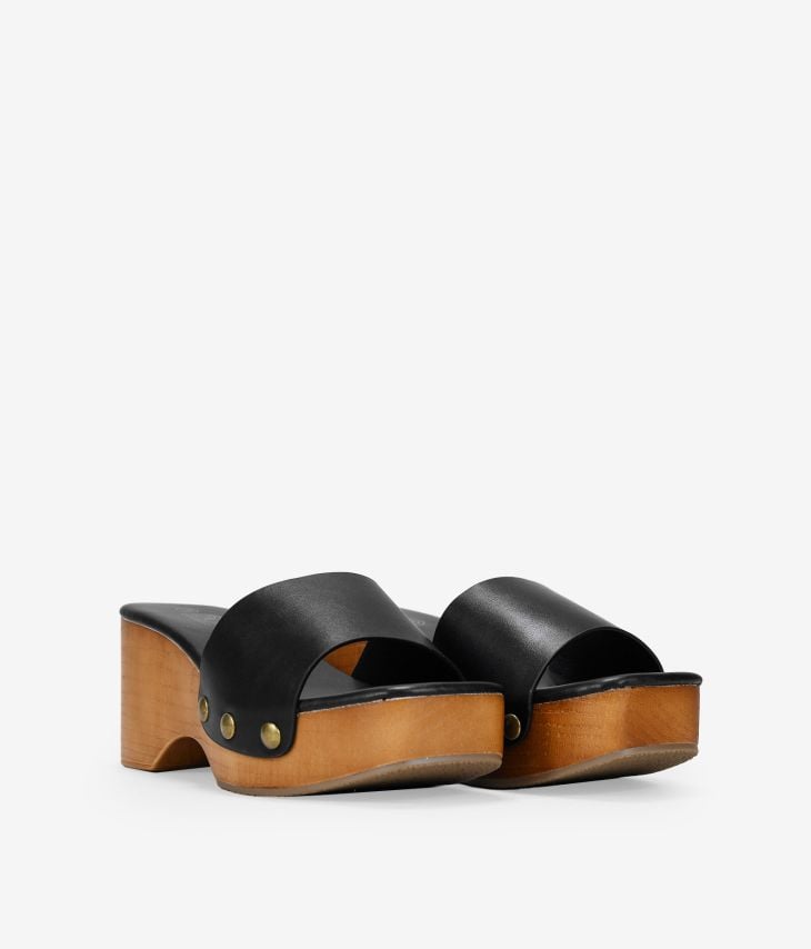 Sandalias negras con cuña de madera