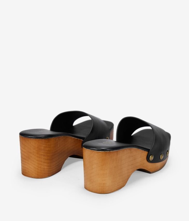 Sandálias pretas com cunha de madeira