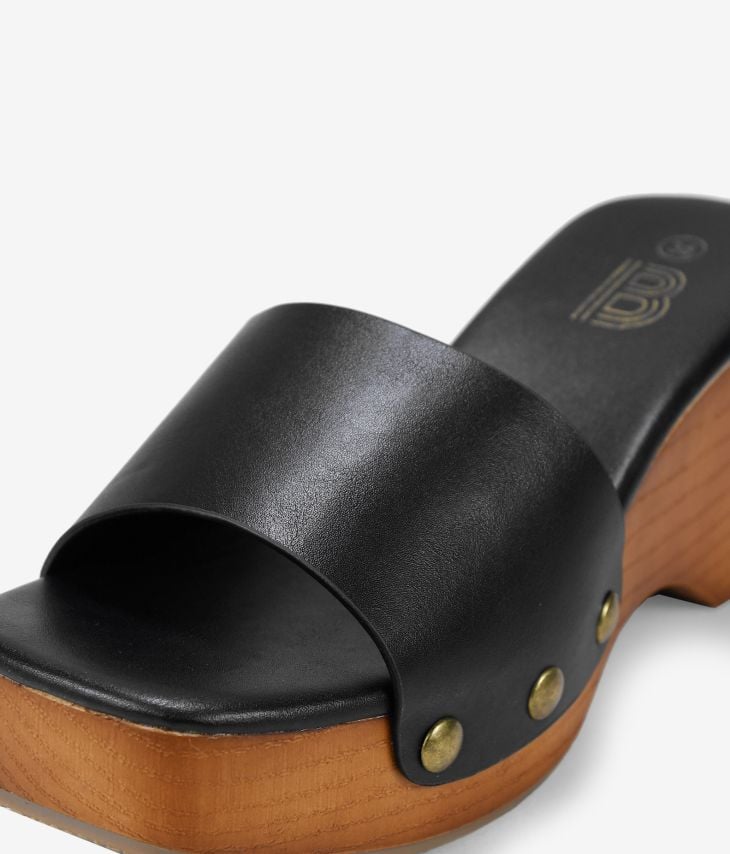Schwarze Sandalen mit Holzkeil