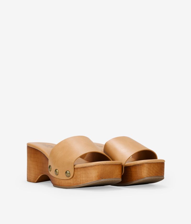 Sandalias marrones con cuña de madera