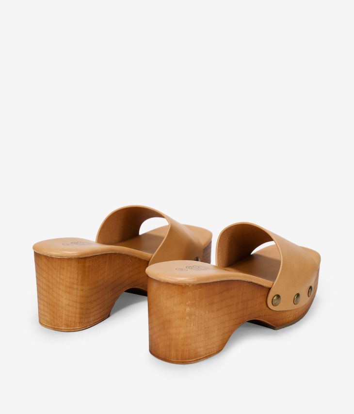 Sandálias castanhas com cunha de madeira