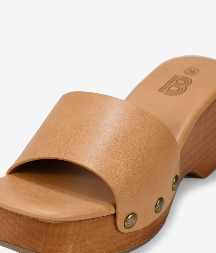 Sandales marron à semelle compensée en bois