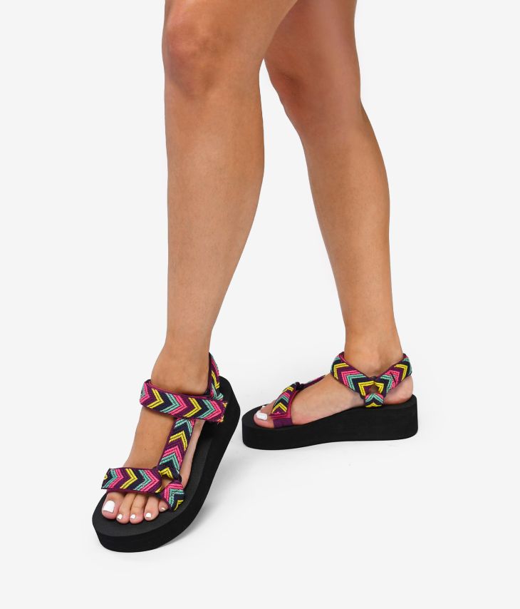 Sandálias esportivas com estampa lilás