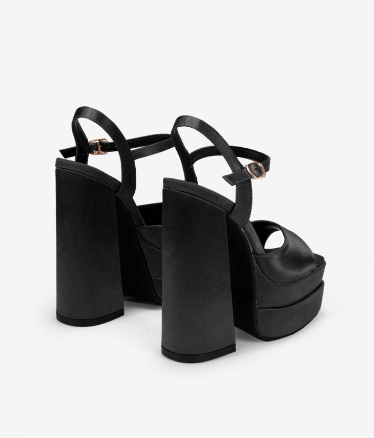 Schwarze Sandalen mit XXL-Absatz