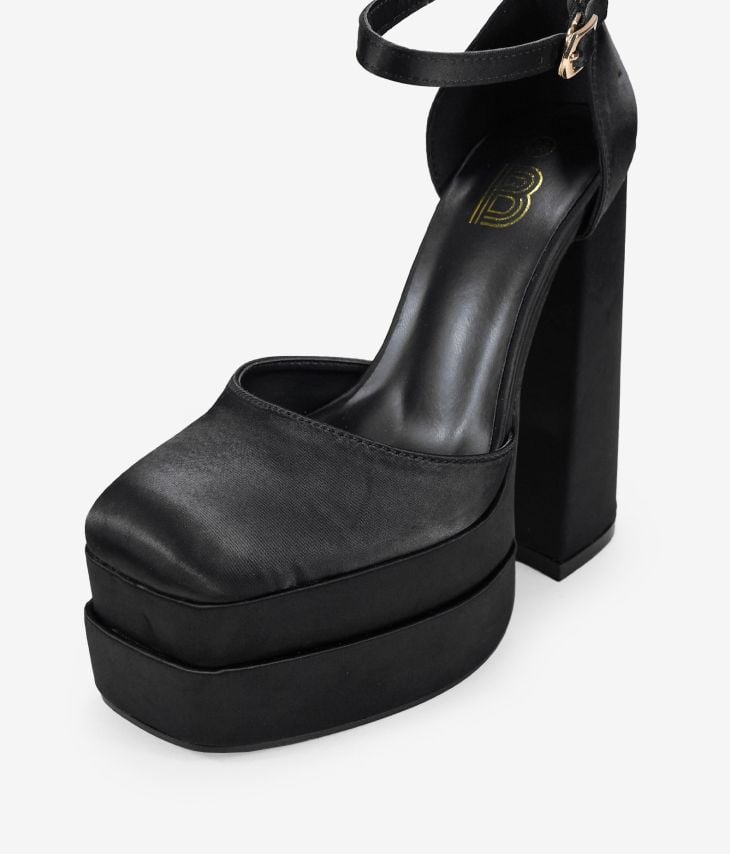 Schwarze Schuhe mit XXL-Absatz