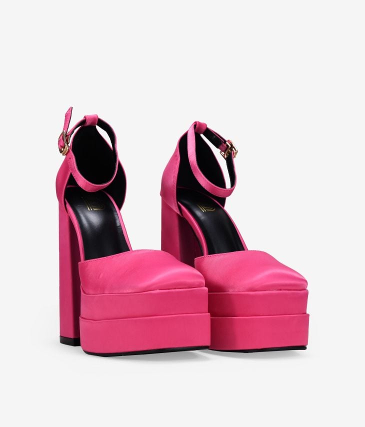 Pinke Schuhe mit XXL-Absatz