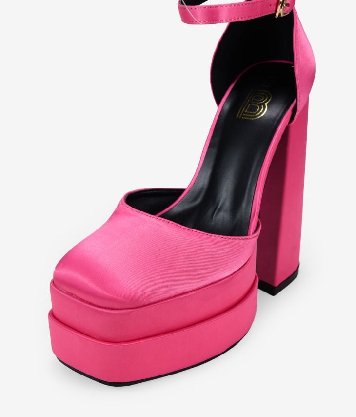 Pinke Schuhe mit XXL-Absatz