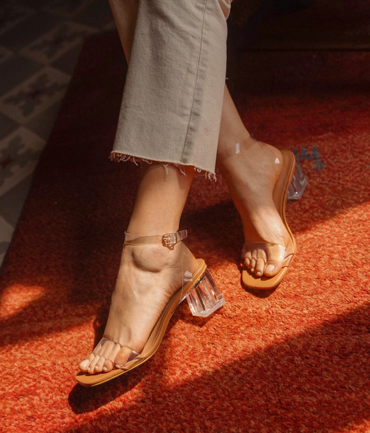 Sandalias de tacón transparentes con pulsera
