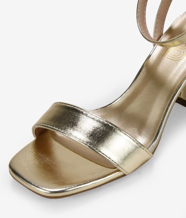 Sandalias de tacón ancho doradas con pulsera en el tobillo
