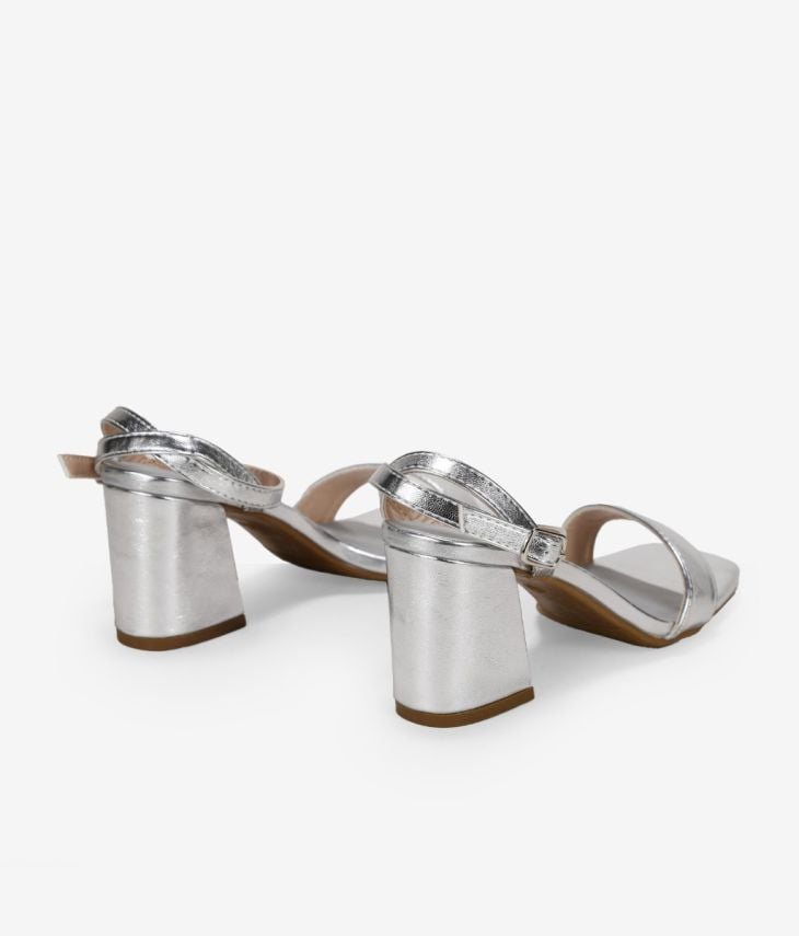 Sandalias de tacón ancho plateadas con pulsera en el tobillo