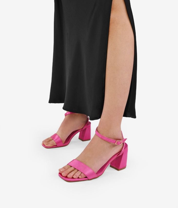 Sandalias de tacón rosas con pulsera